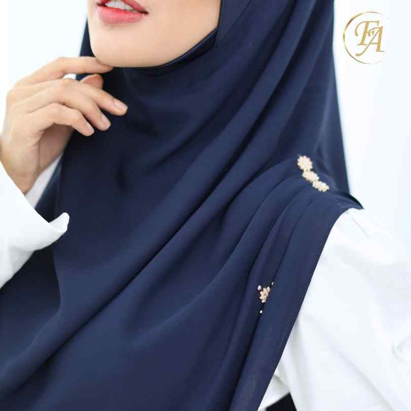 Slip on hijabs at Hana Hijabs, UK. Pretty, discrete detailing.
